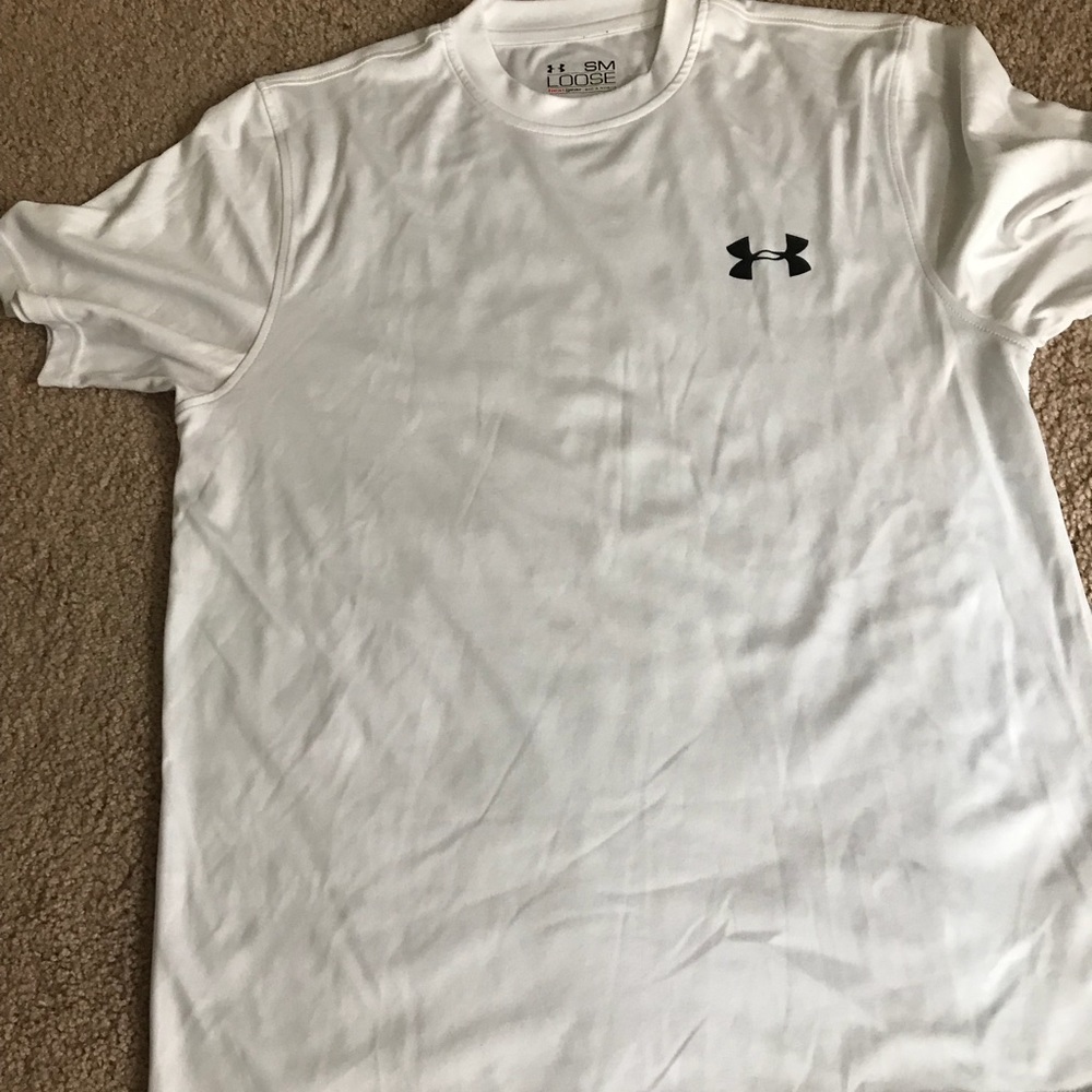 Under Armour tee small loose